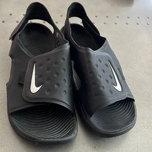 Boys Nike sandals size 6